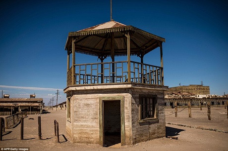 Sa mạc Atacama là một trong những sa mạc khô cằn nhất trái đất, về cơ bản, điều kiện sống ở đây rất khắc nghiệt, thử thách sức chịu đựng của con người.