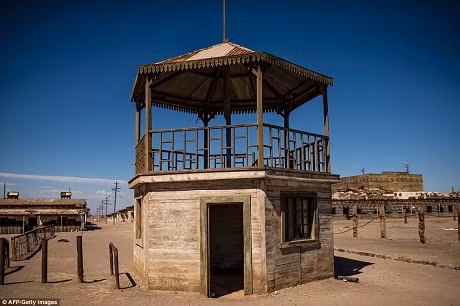 Sa mạc Atacama là một trong những sa mạc khô cằn nhất trái đất, về cơ bản, điều kiện sống ở đây rất khắc nghiệt, thử thách sức chịu đựng của con người.