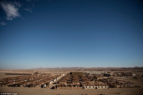 Nằm sâu trong sa mạc khô cằn Atacama của Chile tồn tại hai thị trấn Humberstone và Santa Laura, nơi đây từng có hàng ngàn hộ dân sinh sống bởi trong sa mạc từng có một trữ lượng nitrat kali rất lớn, nhân công đổ về đây để làm thợ khai mỏ.