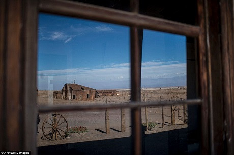 Nhân công ở hai thị trấn Humberstone và Santa Laura vốn đổ về đây để làm ăn, kiếm sống giờ nhanh chóng rời đi vì chẳng còn việc để làm.