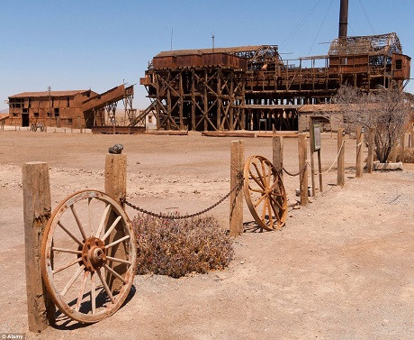 Với nồng độ muối cao, khí hậu sa mạc Atacama đang bào mòn những ngôi nhà được dựng lên từ những tấm thép.