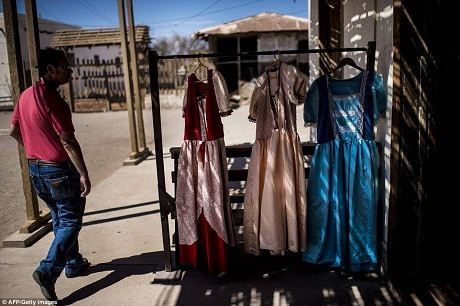 Một số bộ trang phục cũ được treo bên ngoài một căn nhà nhằm phục vụ mục đích trưng bày để du khách có khái niệm về cách ăn mặc của những người sinh sống tại thị trấn xưa kia.