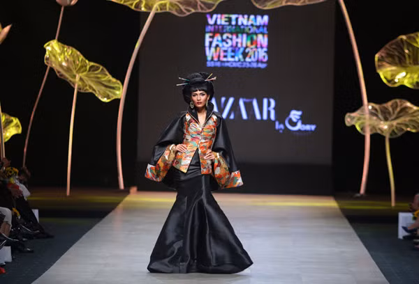 Giấc mộng Tokyo là chủ đề của bộ sưu tập. Âm hưởng châu Á đương đại được giao thoa với phong cách châu Âu lãng mạn. mau-victorias-secret-dien-thoi-trang-cho-nha-thiet-ke-viet-2