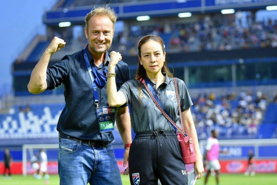 Mano Polking của tuyển Thái Lan phủ nhận dẫn dắt đội bóng V.League. Mano Polking của tuyển Thái Lan phủ nhận dẫn dắt đội bóng V.League.