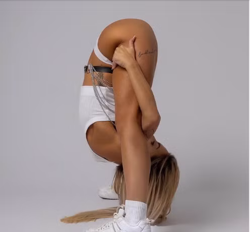 Khả năng uốn dẻo 'không tưởng' của người đẹp 30 tuổi.