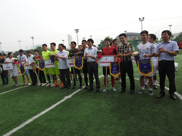 Đại diện Ban tổ chức và đại biểu tặng hoa, cờ lưu niệm cho các đội bóng tham dự giải