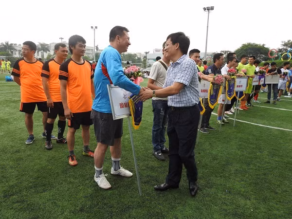 Nhà báo Hồ Minh Chiến - Trưởng Ban tổ chức giải chức mừng các đội bóng tham dự giải