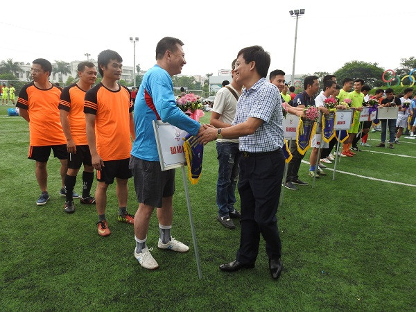 Nhà báo Hồ Minh Chiến - Trưởng Ban tổ chức giải chức mừng các đội bóng tham dự giải