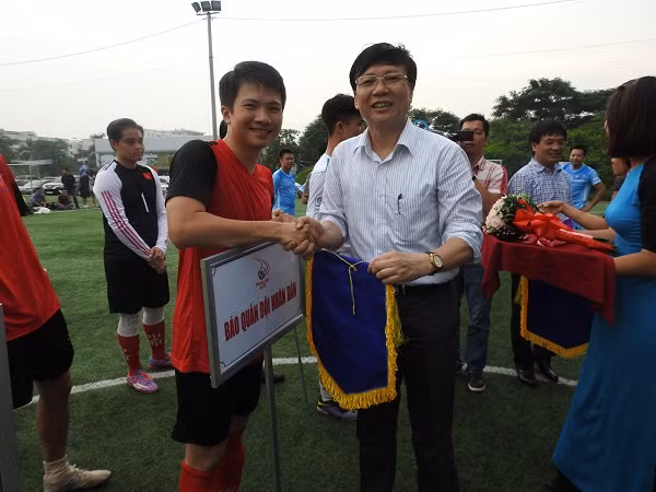 Nhà báo Hồ Quang Lợi động viên đội bóng Báo Quân đội Nhân dân tham dự giải
