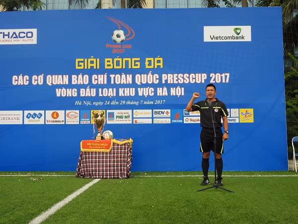 Đại diện ban trọng tài tuyên thệ