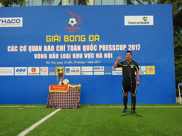 Đại diện ban trọng tài tuyên thệ