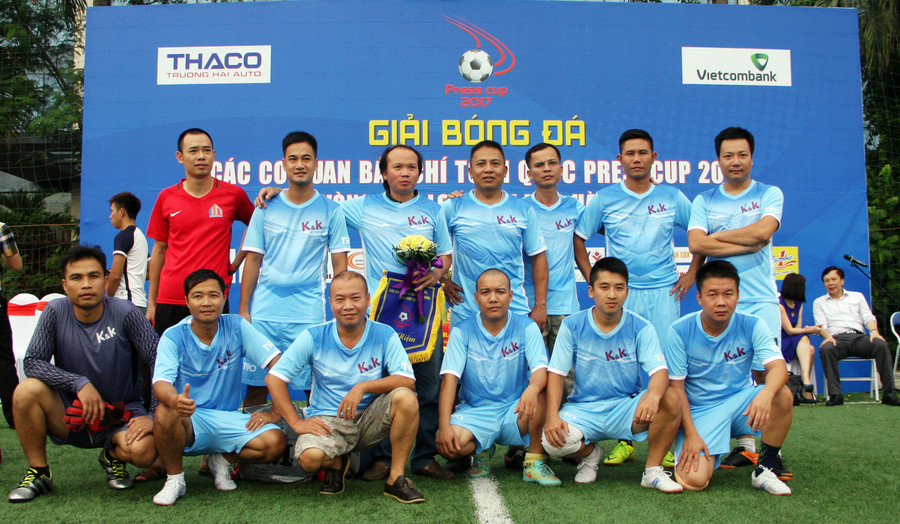 Đội bóng Báo giáo dục& Thời đại (giaoducthoidai.vn) chụp ảnh lưu niệm trước giờ lăn bóng