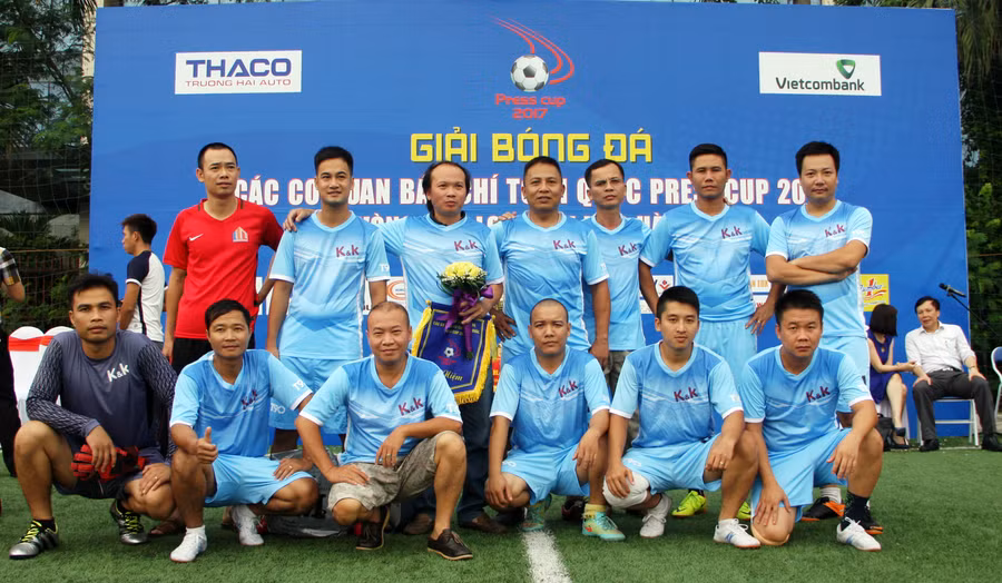 Đội bóng Báo giáo dục& Thời đại (giaoducthoidai.vn) chụp ảnh lưu niệm trước giờ lăn bóng