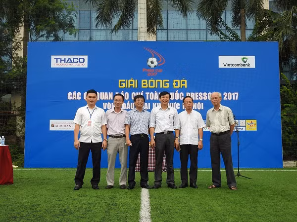 Lãnh đạo Hội Nhà báo Việt Nam, Cục báo chí và các vị khách mời chụp ảnh lưu niệm trước khi diễn ra lễ khai mạc