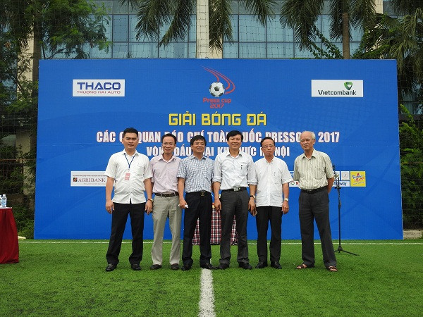 Lãnh đạo Hội Nhà báo Việt Nam, Cục báo chí và các vị khách mời chụp ảnh lưu niệm trước khi diễn ra lễ khai mạc