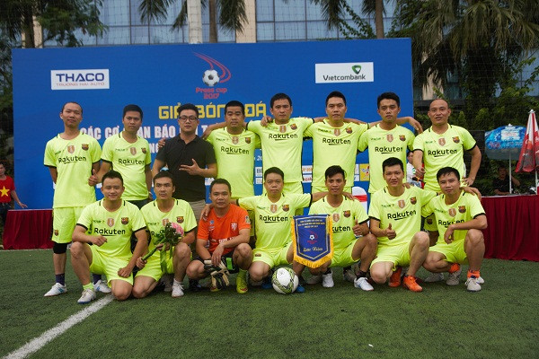 Đội bóng Báo Pháp luật Việt Nam (Pháp luật Plus) chụp ảnh lưu niệm trước giờ bóng lăn