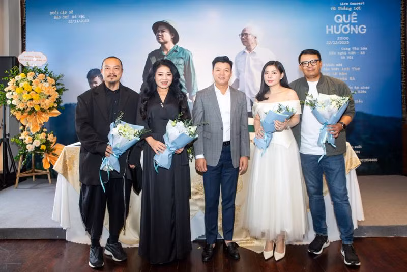 Ca sĩ Vũ Thắng Lợi (giữa) và ca sĩ khách mời, ê-kíp thực hiện liveshow 'Quê hương'. Ảnh: BTC