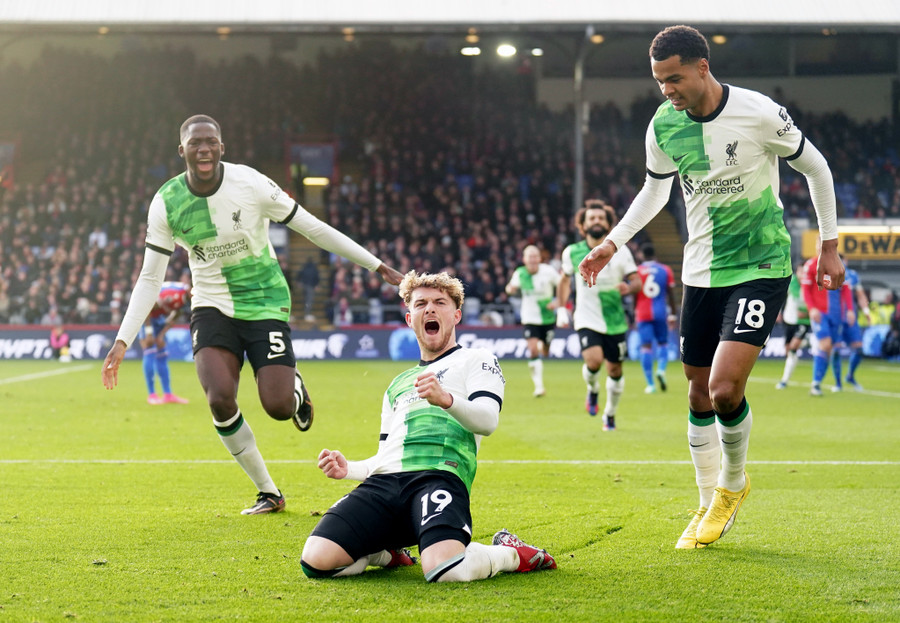 Harvey Elliott (giữa) ăn mừng bàn thắng quyết định giúp Liverpool đánh bại Crystal Palace ngày 9/12/2023. Ảnh: INT