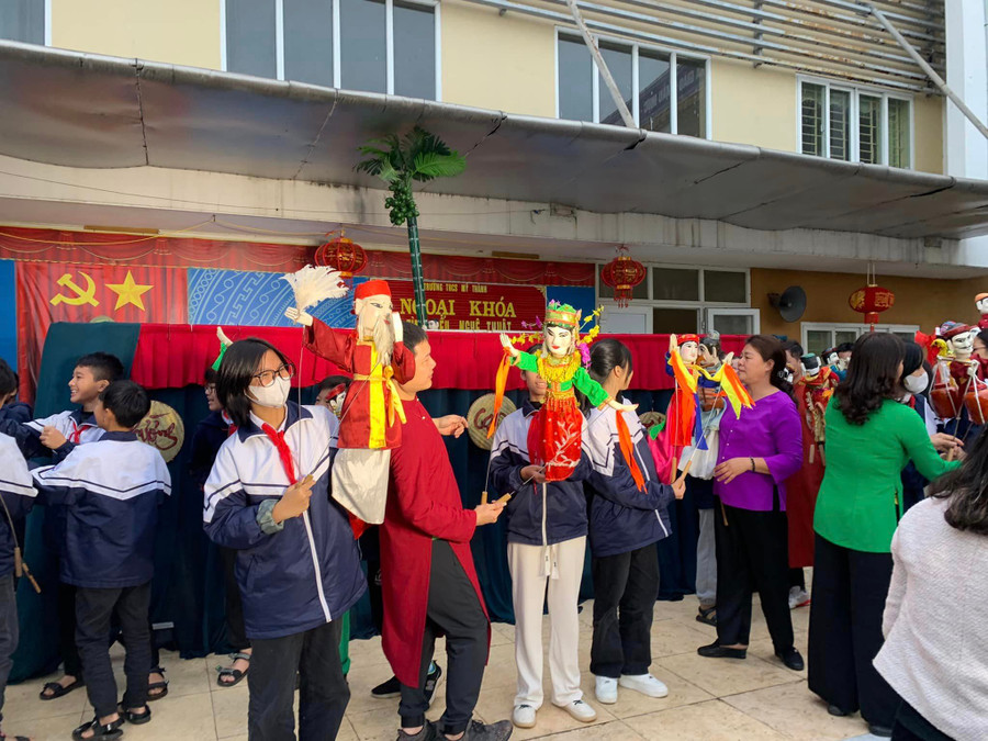 Một buổi biểu diễn ngoại khóa của phường rối Tế Tiêu tại trường học. Một buổi biểu diễn ngoại khóa của phường rối Tế Tiêu tại trường học.