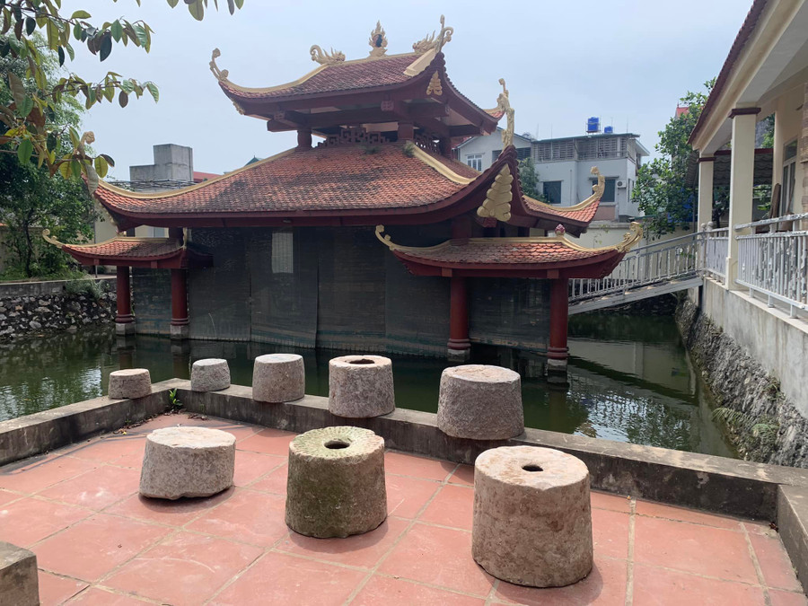 Thủy đình - nơi phường rối Tế Tiêu biểu diễn kết hợp rối cạn với rối nước. Thủy đình - nơi phường rối Tế Tiêu biểu diễn kết hợp rối cạn với rối nước.