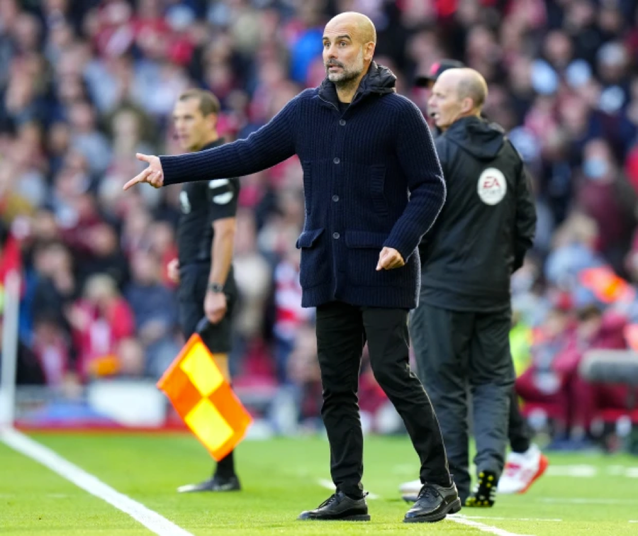 Man City tố một trợ lý của Pep Guardiola bị cổ động viên Liverpool nhổ nước bọt vào người.