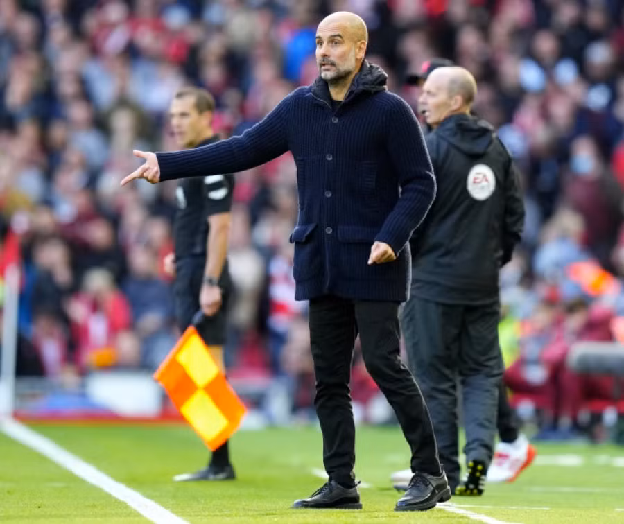 Man City tố một trợ lý của Pep Guardiola bị cổ động viên Liverpool nhổ nước bọt vào người.