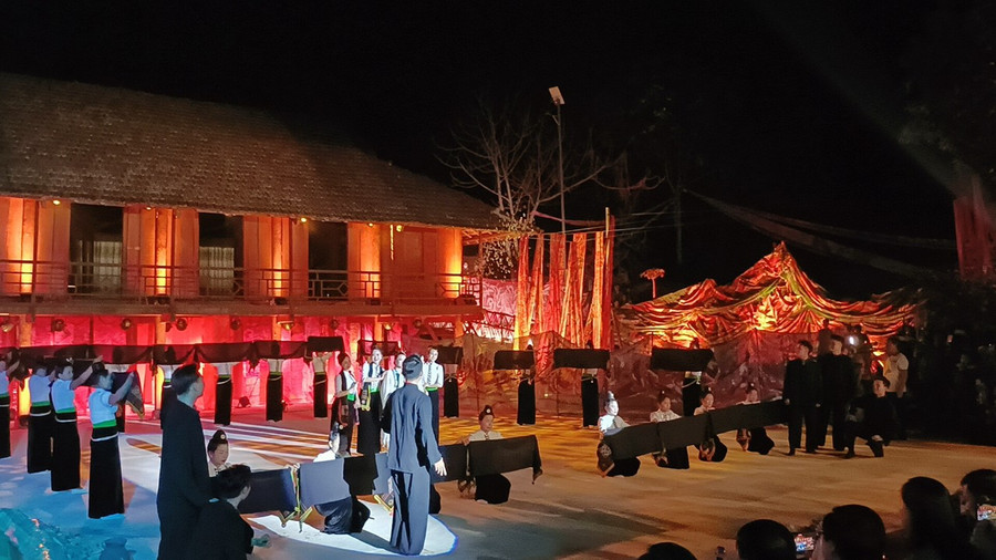 Các chàng trai, cô gái hát giao duyên bên Hạn Khuống. Các chàng trai, cô gái hát giao duyên bên Hạn Khuống.