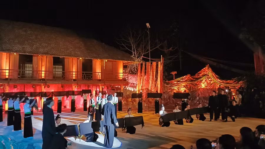 Các chàng trai, cô gái hát giao duyên bên Hạn Khuống.