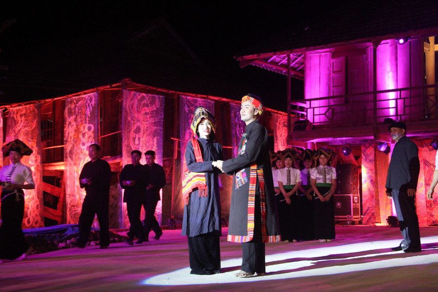 Tình yêu của Khun Lú và Nàng Ủa được kết trái. Tình yêu của Khun Lú và Nàng Ủa được kết trái.