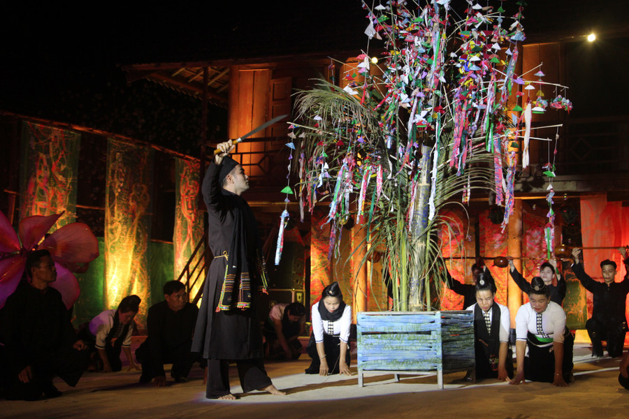 Khun Lú chủ trì lễ Xên Pang. Khun Lú chủ trì lễ Xên Pang.