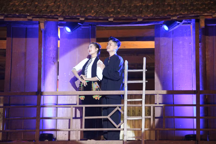 Mối tình của Khun Lú và Nàng Ủa được tái hiện trong show diễn.