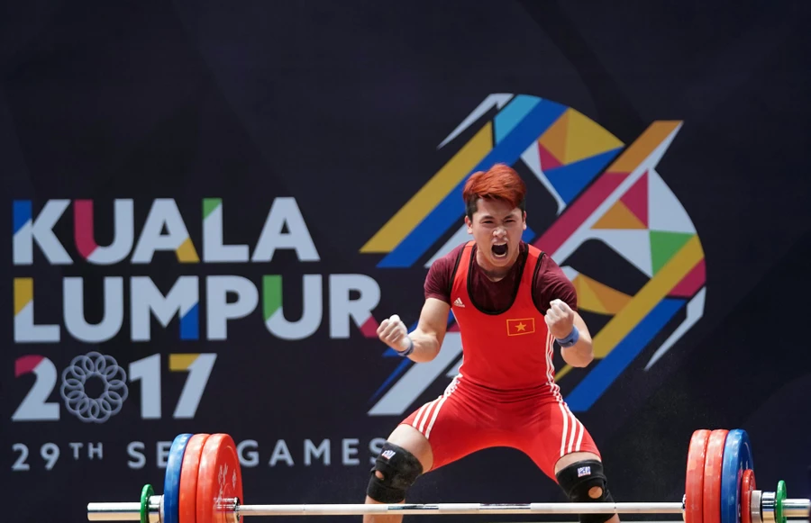 Lực sĩ Trịnh Văn Vinh ăn mừng chiến thắng tại SEA Games 29 năm 2017. Ảnh: ITN