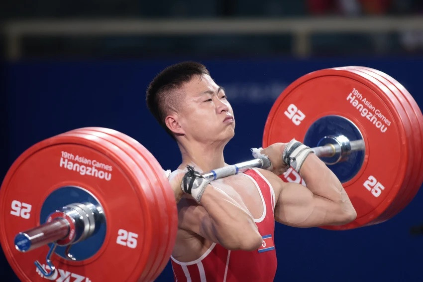 Lực sĩ cử tạ Triều Tiên Pak Myongjin giành Huy chương Bạc hạng 61kg nam ASIAD 19. Ảnh: ITN. Lực sĩ cử tạ Triều Tiên Pak Myongjin giành Huy chương Bạc hạng 61kg nam ASIAD 19. Ảnh: ITN.