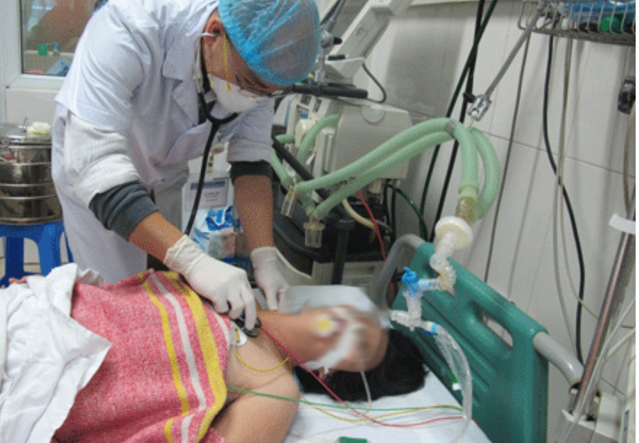 Điều trị bệnh nhân nhiễm cúm gia cầm tại bệnh viện. Ảnh tư liệu.