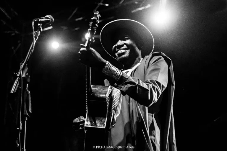 Nhạc sĩ người Kenya Winyo trong buổi biểu diễn. Ảnh: Wango Alfred/Al Jazeera. Nhạc sĩ người Kenya Winyo trong buổi biểu diễn. Ảnh: Wango Alfred/Al Jazeera.