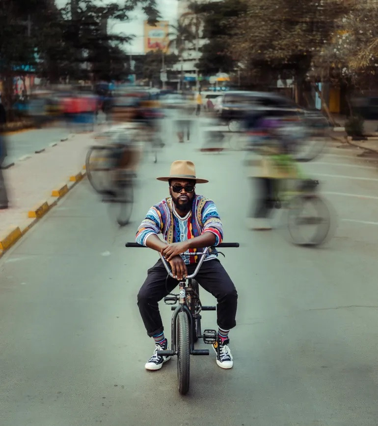 'Blinky' Bill Sellanga, thủ lĩnh nhóm âm nhạc Kenya Just A Band. Ảnh: Bill Sellanga. 'Blinky' Bill Sellanga, thủ lĩnh nhóm âm nhạc Kenya Just A Band. Ảnh: Bill Sellanga.