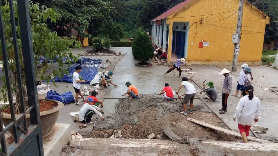 Giáo viên và phụ huynh lao động tại Trường PTDTBT Tiểu học Chà Nưa, huyện Nậm Pồ.