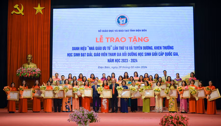 Lễ trao tặng danh hiệu Nhà giáo Ưu tú lần thứ 16 và tuyên dương, khen thưởng học sinh đạt giải, giáo viên tham gia bồi dưỡng học sinh giỏi cấp quốc gia, năm học 2023 - 2024.