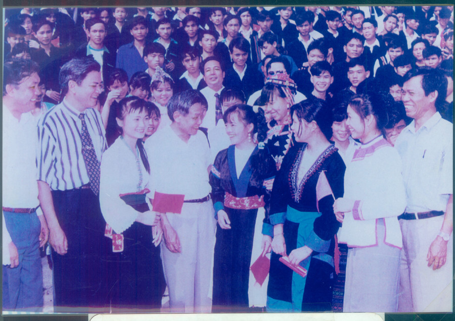 Tổng Bí thư Lê Khả Phiêu thăm Trường PTDT Nội trú tỉnh (tháng 5/1998).