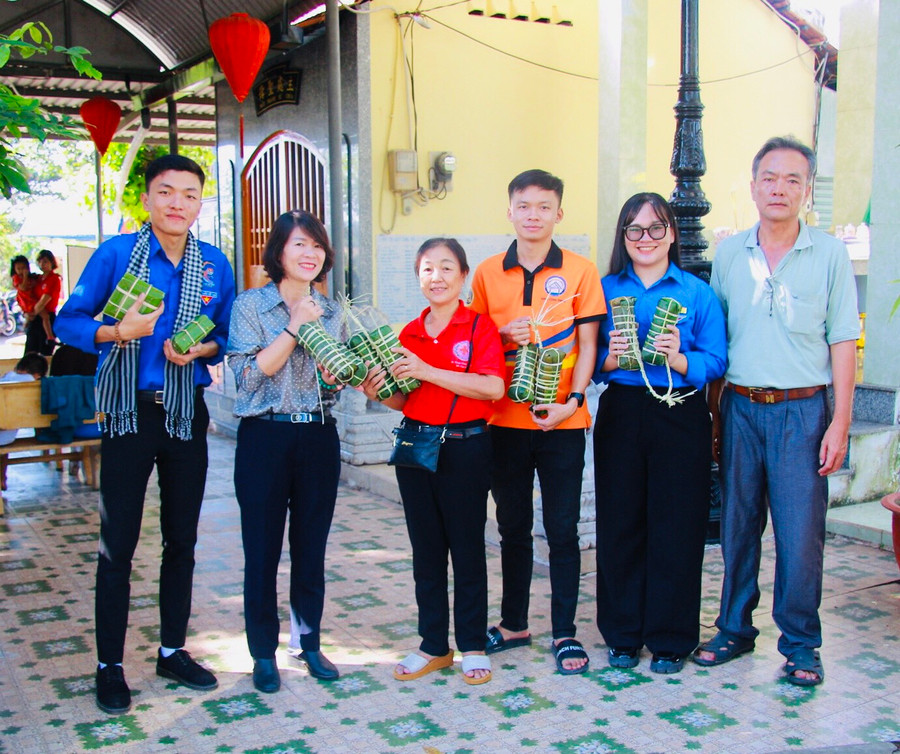 Bà Trần Thị Thu Hoài - Chủ tịch phường tăng Nhơn Phú A, TP. Thủ Đức (thứ 2 từ trái qua) tuyên dương và động viên các bạn trẻ trong phần việc của mình