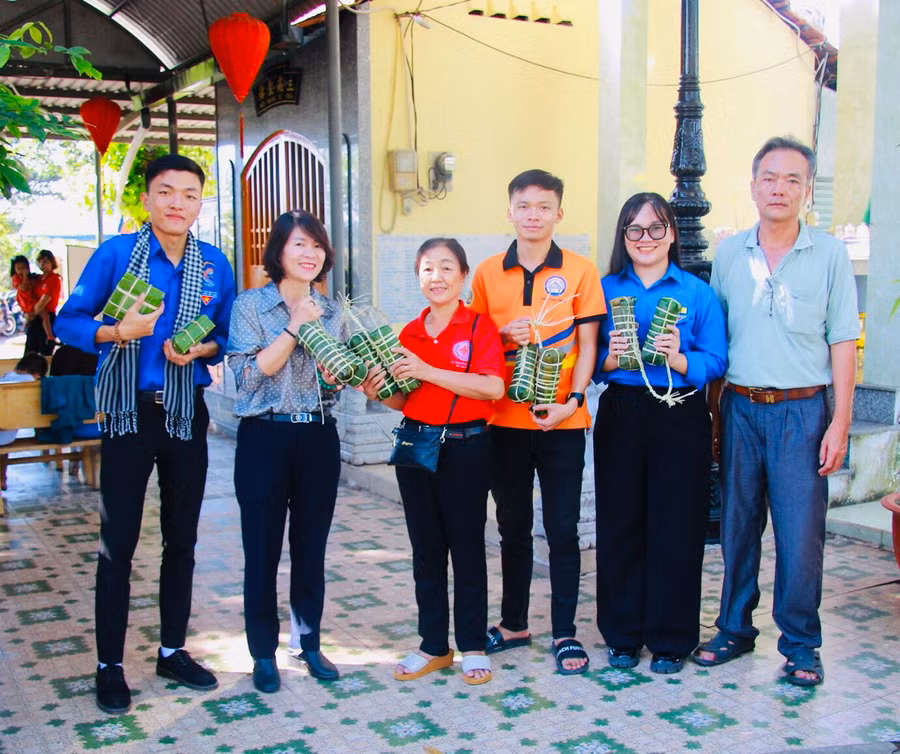 Bà Trần Thị Thu Hoài - Chủ tịch phường tăng Nhơn Phú A, TP. Thủ Đức (thứ 2 từ trái qua) tuyên dương và động viên các bạn trẻ trong phần việc của mình