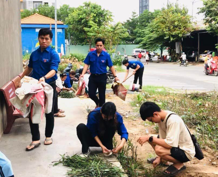Công việc khá vất vả, thời tiết lại nắng nóng, nhưng các sinh viên vẫn vui tươi, hồ hởi trên mỗi phần việc của mình.