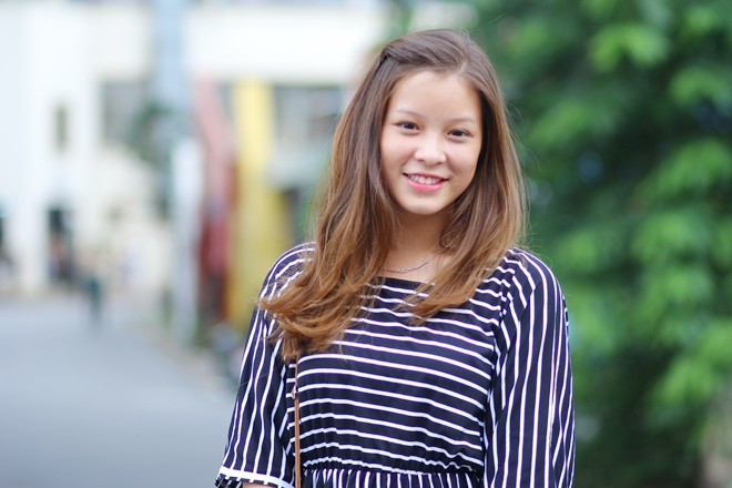 9X Hải Phòng cho hay, tóc cô mỗi năm lại vàng lên một chút. Khi đi ra đường, nhiều người nói rằng, tóc quá vàng cộng với ánh nắng chiếu vào nhìn cô như có mặt trời trên đầu. Nhan sắc 9X Hải Phòng sở hữu mái tóc vàng tự nhiên