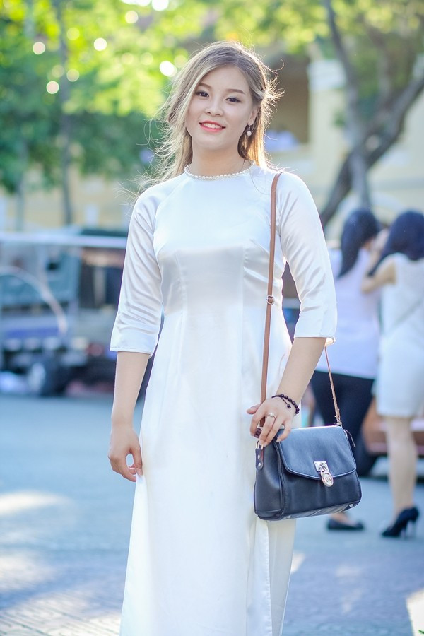 Trong suốt những năm tháng đến lớp, 9X luôn luôn nổi bật do sở hữu mái tóc vàng tự nhiên mà ít người có được. Dương mang nét đẹp của những cô gái ở xứ sở bạch dương như làn da trắng, mũi cao và đặc biệt là màu tóc vàng óng. Nhan sắc 9X Hải Phòng sở hữu mái tóc vàng tự nhiên