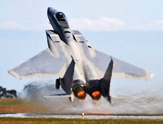 F-15 Eagle được biên chế trong Không quân Mỹ từ năm 1976. Tiêm kích này có thể đạt tốc độ tối đa Mach 2,5 (2.655 km/h). Giới quân sự đánh giá, F-15 là một trong những chiến đấu cơ thành công nhất lịch sử hàng không quân sự Mỹ. Dự kiến, F-15 sẽ phục vụ trong Không quân Mỹ đến năm 2025. a