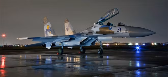 Tiêm kích Su-27 được chế tạo tại Liên Xô và đưa vào sử dụng từ năm 1985. Theo History In Orbit, chiến đấu cơ này đạt tốc độ tối đa Mach 2,35 (2.500 km/h). Như vậy phi cơ mất 16,03 giờ để bay vòng quanh trái đất. Ngày nay, Su-27 vẫn là tiêm kích đánh chặn chủ lực của Nga và một số quốc gia trên thế giới. a