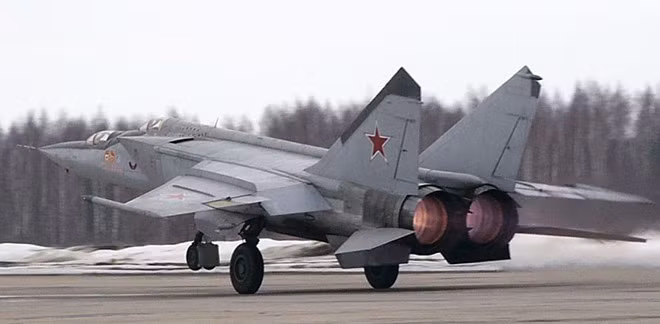 MiG-25 Foxbat là tiêm kích đánh chặn kiêm trinh sát tốc độ cao do Mikoyan chế tạo và bắt đầu hoạt động trong Không quân Liên Xô từ năm 1970. Tiêm kích này đạt tốc độ tối đa tới Mach 3,2 (3.524 km/h), tương đương 11,35 giờ bay vòng quanh trái đất. Ngày nay, MiG-25 vẫn phục vụ hạn chế trong Không quân Nga và một số quốc gia khác. a