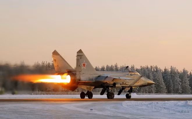 MiG-31 Foxhound là tiêm kích đánh chặn tốc độ cao và bắt đầu hoạt động trong Không quân Liên Xô từ năm 1982. Nó đạt tốc độ tối đa Mach 2,83 (3.000 km/h) và có khả năng bay siêu âm ở độ cao thấp. MiG-31 vẫn là tiêm kích đánh chặn chủ lực của Nga trong nhiều năm tới. a