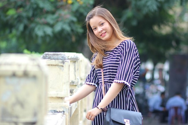 Cô gái sinh năm 1997 cho biết, mọi người lần đầu gặp thường nghĩ cô là người Nga hoặc con lai. "Ai cũng rất bất ngờ khi mình nói đây là màu tóc tự nhiên. Mình sở hữu mái tóc như này từ khi mới sinh ra, ngay cả bố mẹ cũng không thể giải thích tại sao lại có sự khác biệt đó" - cô nói. Nhan sắc 9X Hải Phòng sở hữu mái tóc vàng tự nhiên