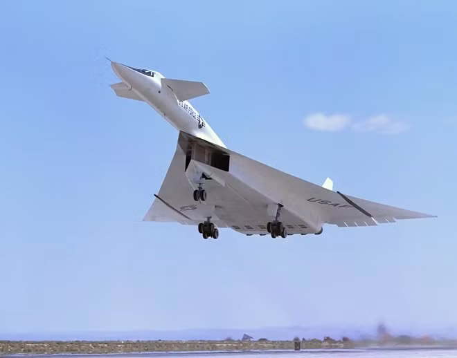 XB-70 Valkyrie là mẫu thử nghiệm máy bay ném bom chiến lược 6 động cơ. Tháng 10/1965, trong lần bay thử nghiệm, XB-70 đạt tốc độ tối đa Mach 3,02 (3.219 km/h) ở độ cao 21,3 km. Nhà sản xuất chế tạo 2 phi cơ phục vụ cho các hoạt động thử nghiệm, một chiếc gặp nạn khi bay thử, chiếc còn lại trưng bày tại bảo tàng Không quân quốc gia ở Dayton, Ohio, Mỹ. rh